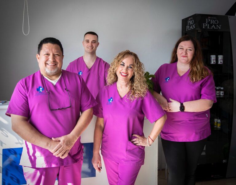 Foto del equipo de veterinarios de la clínica veterinaria Peludets